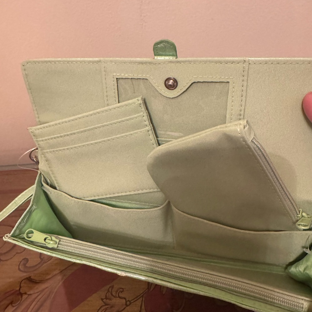 DRAMATIC PRICE DROP: Vintage NEVER USED Crocodile-embossed leather wristlet - Picture 5 of 6